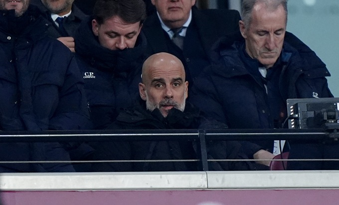 Guardiola thẫn thờ ngồi trên khán đài theo dõi Man City bị cầm hòa 1-1 trước West Ham