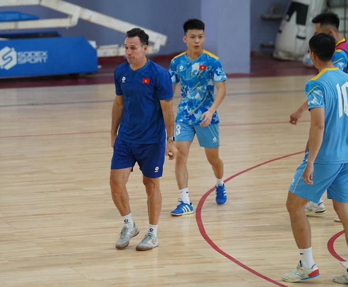 HLV Diego Giustozzi hướng dẫn cầu thủ trong buổi tập sáng 16/3. Ảnh: Nguyễn Khanh