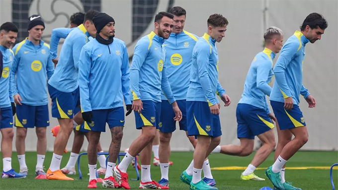 Toàn đội Barca đang tập luyện chuẩn bị cho trận đấu