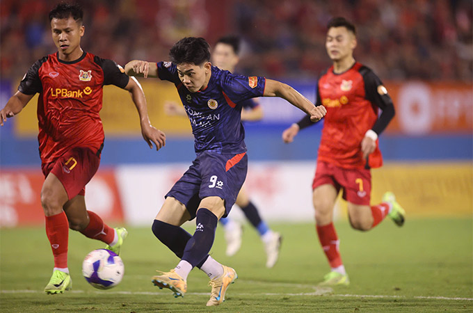 Đình Bắc vẫn đang đi tìm bàn thắng đầu tiên ở V.League - Ảnh: Đức Cường 