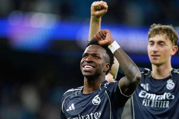 Tiền đạo Vinicius Jr lập cú đúp cho Real Madrid ngay trên sân của Man City