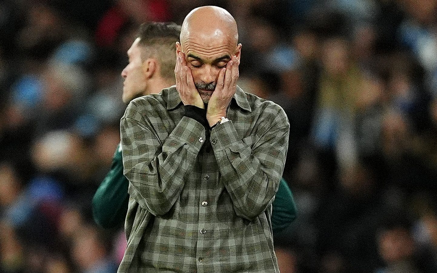 Guardiola đưa tay lên đầu khi tiếng còi mãn trận sắp vang lên để đón nhận một thất bại nữa trước Real