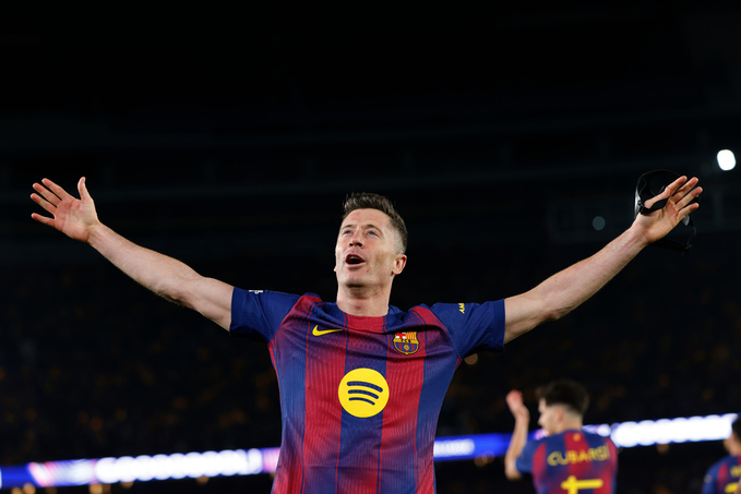 Tiền đạo Robert Lewandowski ăn mừng sau khi lập cú đúp vào lưới của Newcastle