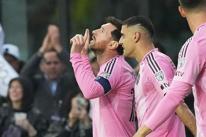 Lionel Messi vừa cán mốc 900 bàn thắng
