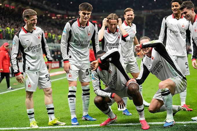 Fofana ăn mừng với phong cách kết hợp giữa Pulisic và Leao