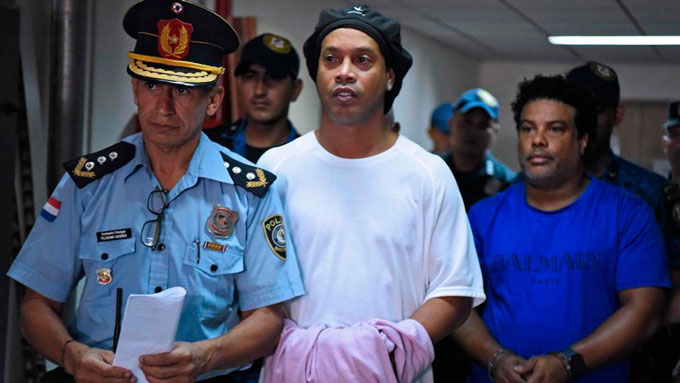 Ronaldinho bị bắt vì dùng hộ chiếu giả