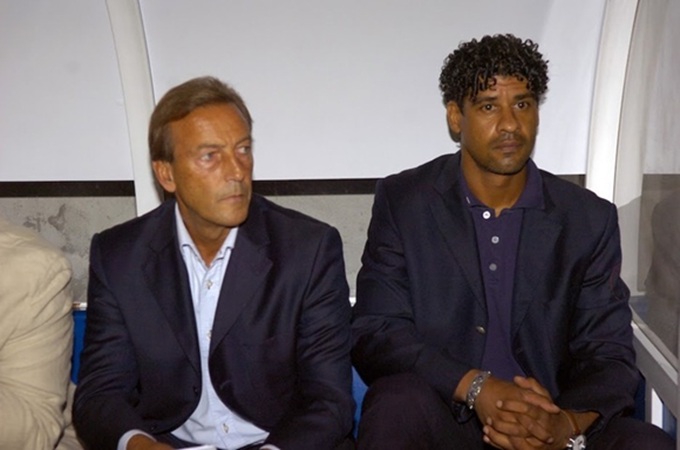 Johan Neeskens không giúp Rijkaard quản lý được phòng thay đồ Barca