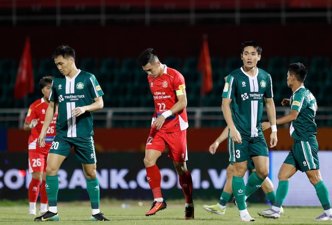 Tiến Linh (áo đỏ) chưa gặp may mắn ở mùa giải năm nay
