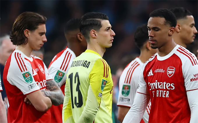 Arsenal lo sốt vó về tình hình lực lượng