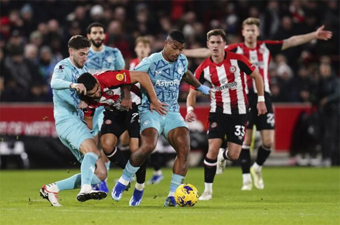 Hai cầu thủ chưa rõ danh tính của Brentford đã để lại ấn tượng tốt với hành động nghĩa hiệp