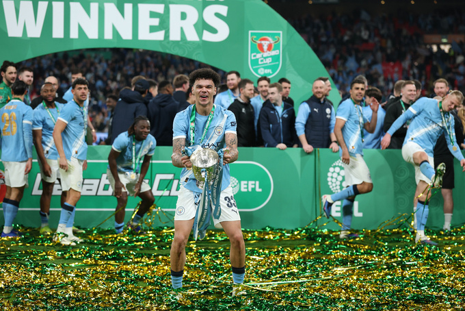 Nico O’Reilly ăn mừng sau khi lập cú đúp giúp Man City vô địch Cúp Liên đoàn Anh