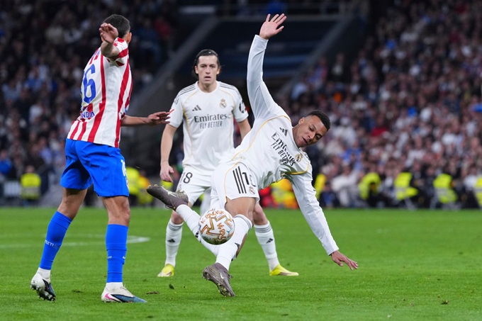 Real Madrid chỉ mắc 2 pha phạm lỗi trong trận derby Madrid, nhưng lại nhận 1 thẻ vàng và 1 thẻ đỏ