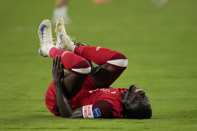 Alphonso Davies tiềm ẩn rủi ro cho MU. Ảnh AP.