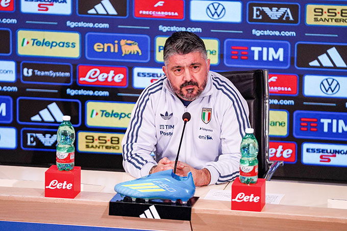 Gattuso ở buổi họp báo trước trận bán kết play-off khu vực châu Âu với Bắc Ireland