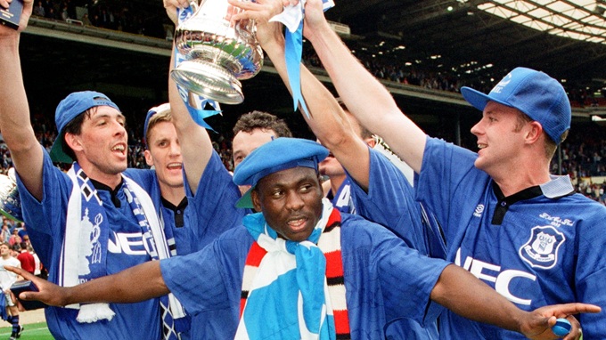 Amokachi nâng cao danh hiệu vô địch FA Cup cùng Everton