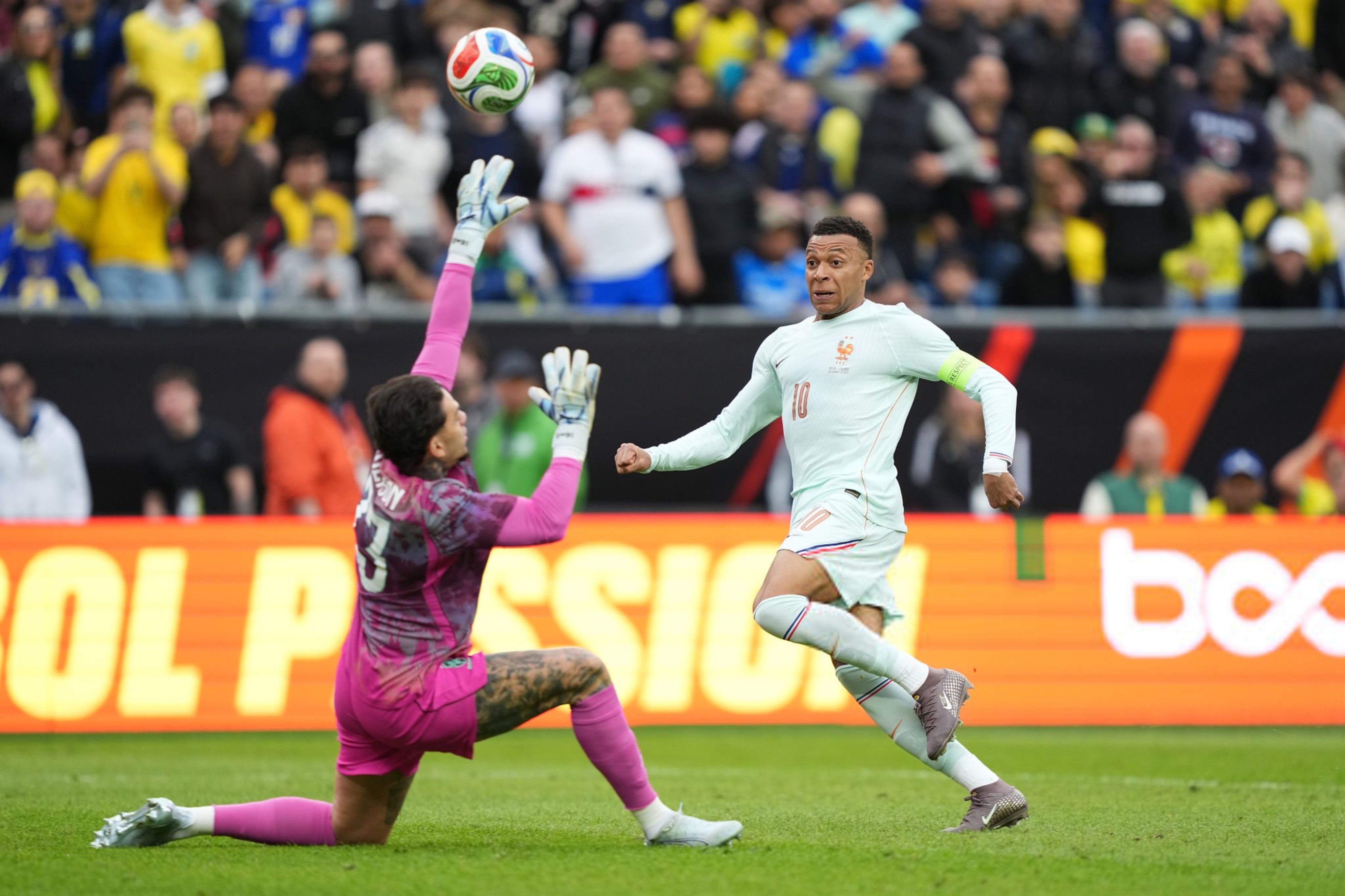 Cú lốp bóng kỹ thuật của Mbappe vào lưới Brazil - Ảnh: @HQpcrt