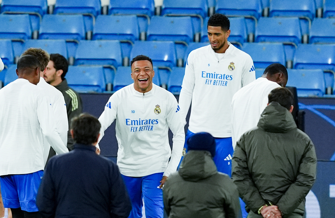 Tiền đạo Kylian Mbappe của Real Madrid bước đi tập tễnh giữa các đồng đội