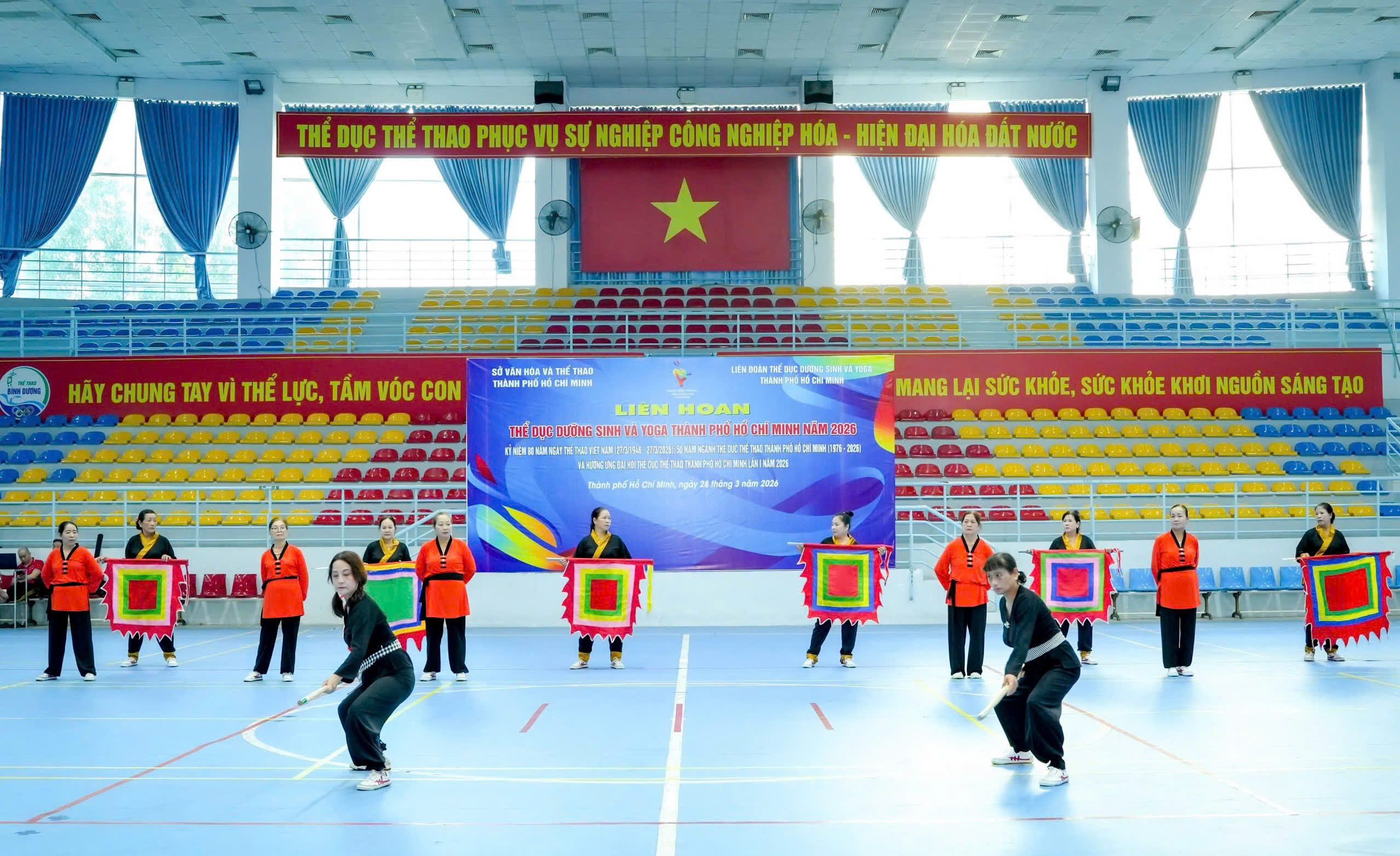Vận động viên các đơn vị tham gia biểu diễn Thái cực quyền dụng cụ tại Liên hoan Thể dục dưỡng sinh và Yoga TP Hồ Chí Minh năm 2026