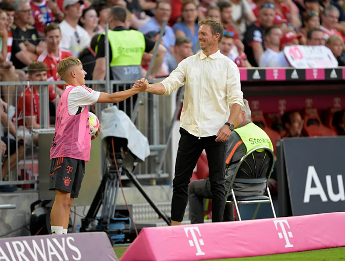 Nagelsmann bắt tay Karl khi T năng trẻ này vẫn còn là một cậu bé nhặt bóng năm 2022
