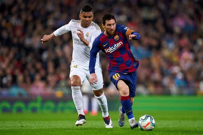 Casemiro (áo trắng) từng là "kẻ thù" của Lionel Messi khi 2 người còn chơi bóng ở La Liga