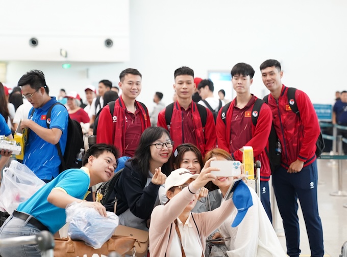 Các tuyển thủ futsal Việt nam chia tay người thân trước giờ lên đường. Ảnh: VFF