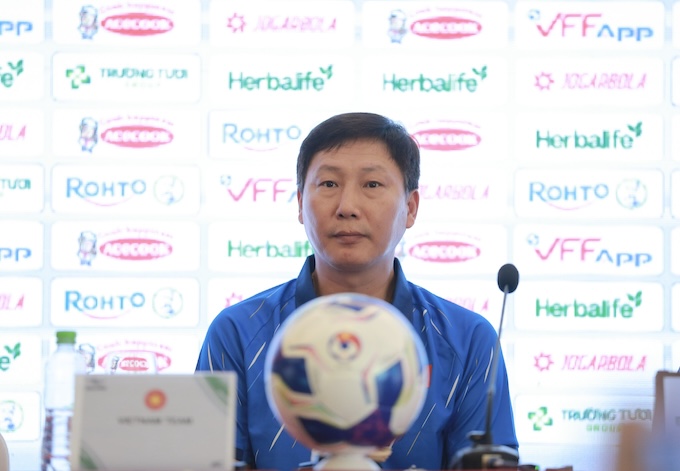 HLV Kim Sang Sik trong cuộc họp báo. Ảnh: Đức Cường