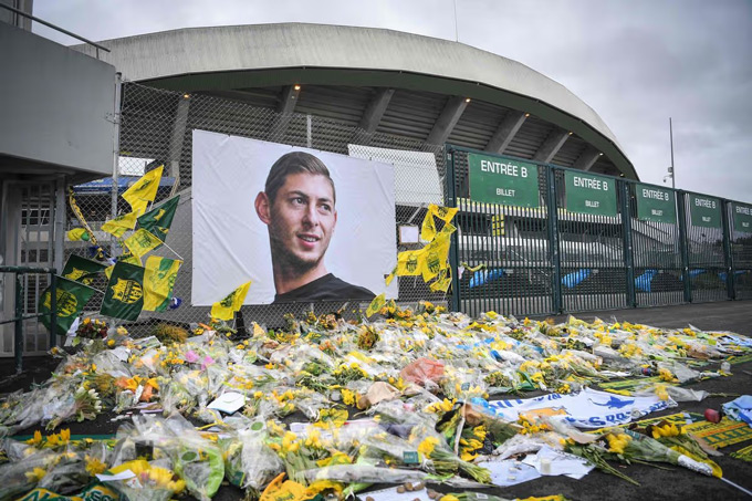 Sala được các cổ động viên tri ân bên ngoài sân vận động của Nantes năm 2019