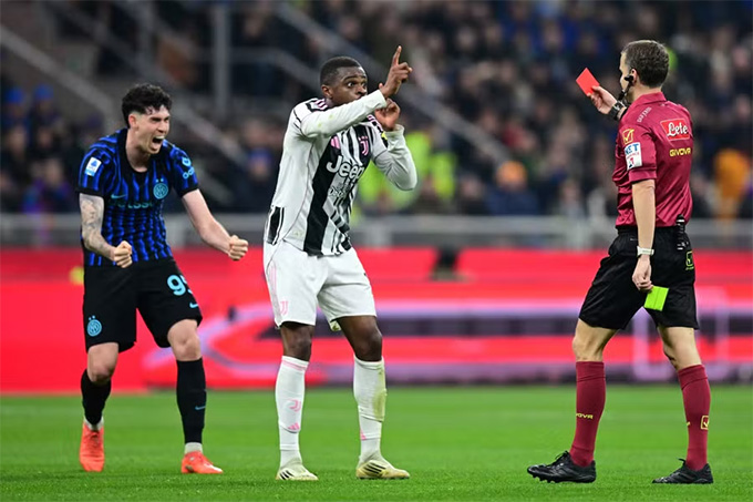 Pha ăn mừng gây tranh cãi của Bastoni sau khi anh ăn vạ, khiến Kalulu nhận thẻ đỏ tại Serie A