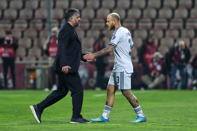 HLV Gennaro Gattuso (trái) đứng trước tương lai bất định sau khi Italia không thể giành vé dự World Cup 2026