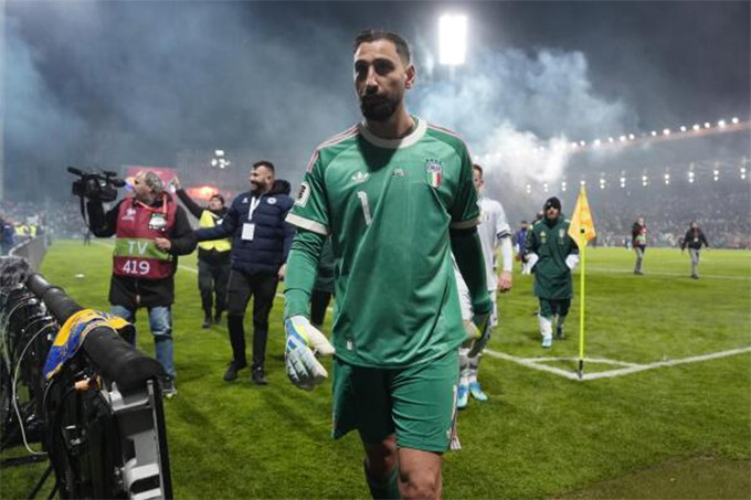 Donnarumma rất thất vọng vì không thể giúp Italia tránh được thất bại trước Bosnia
