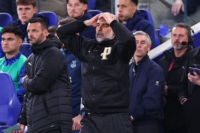 Guardiola thất thần sau khi Barry lập cú đúp