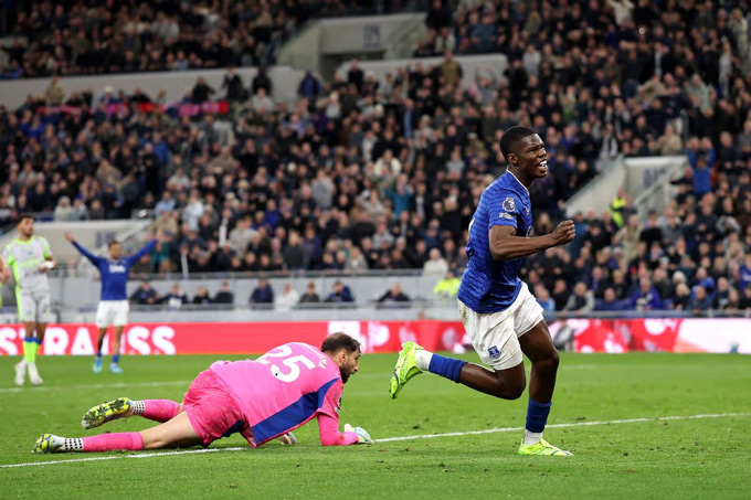 Vì sao bàn thắng 'việt vị' của Everton vẫn được tính trước Man City?