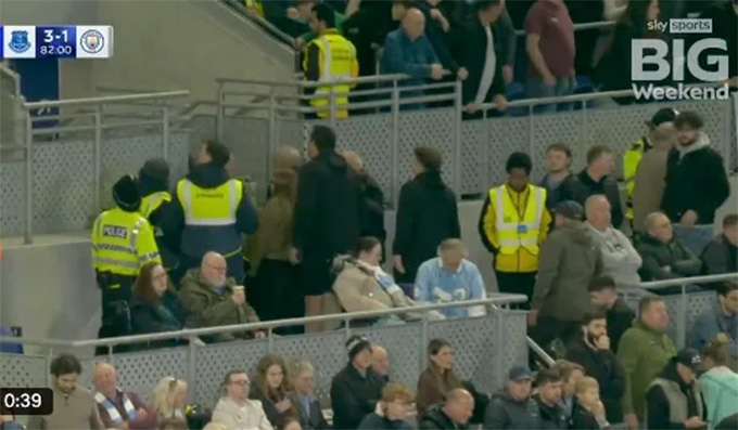 Nhiều CĐV Man City bỏ về khi đội nhà bị dẫn 3-1