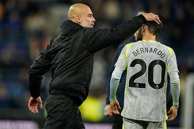 Thày trò Pep Guardiola chỉ còn biết an ủi nhau sau trận hòa của Man City tại Everton