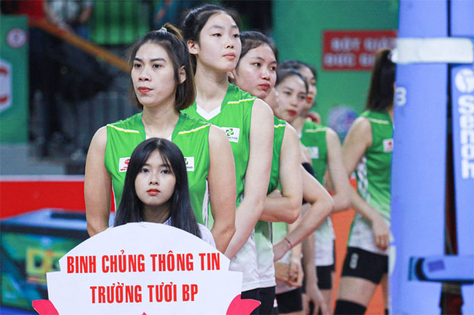 Quỳnh Hương sát cánh cùng các đàn chị Lâm Oanh, Kiều Trinh ở đội một