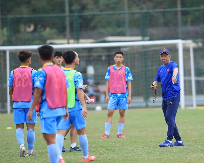 U19 Việt Nam đang tập luyện nhưng gặp khó khăn khi chưa đủ quân số