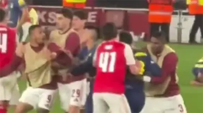 Tình huống va chạm sau trận bán kết giữa Arsenal vs PSG