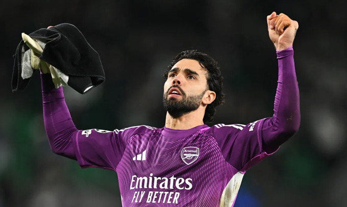 Raya là cái tên hiếm hoi của Arsenal được Agbonlahor lựa chọn vào đội hình kết hợp với PSG