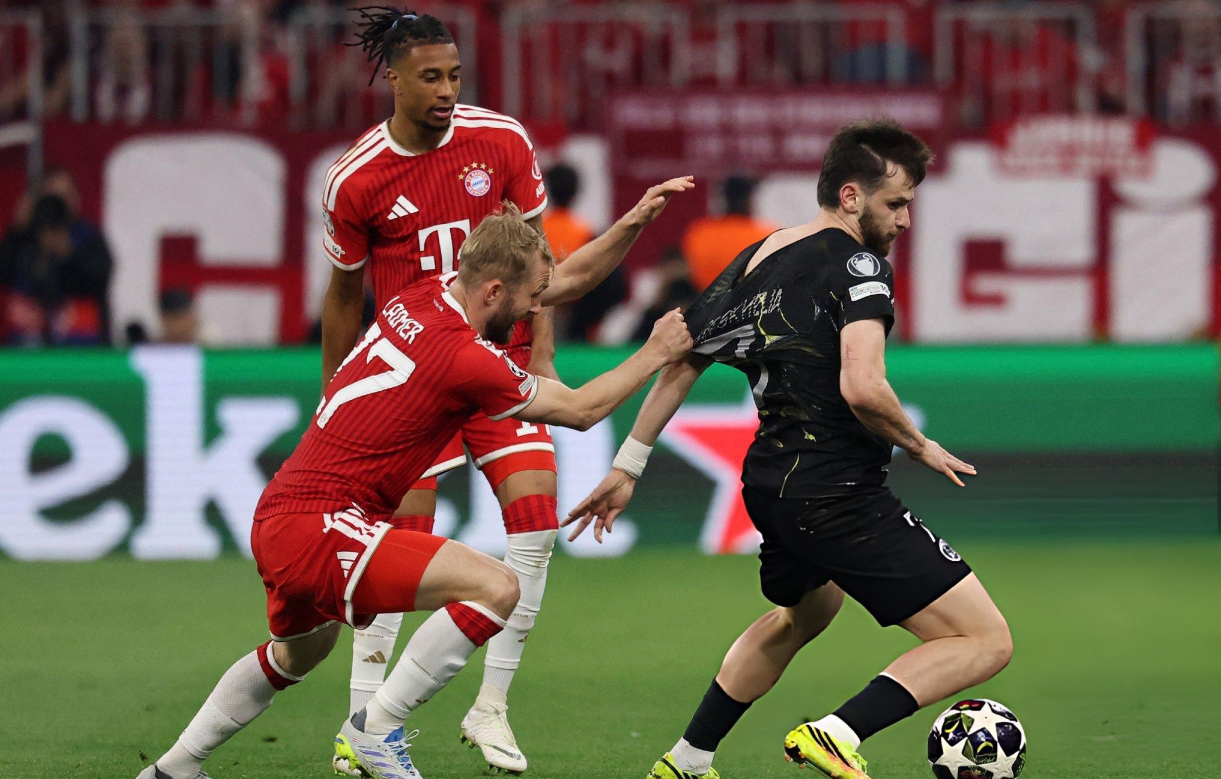 Hàng thủ Bayern khổ vì kvaratskhelia - Ảnh: @HQpcrt