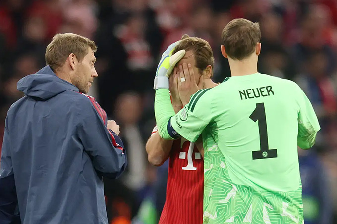 Mọi người an ủi Harry Kane sau khi Bayern dừng chân ở bán kết Champions League mùa này