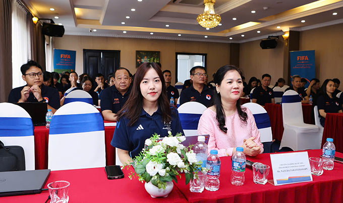 Phó Tổng thư ký VFF - Nguyễn Thị Thanh Hà (áo hồng) và chuyên gia FIFA Natcha. Ảnh: Đức Cường