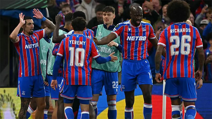Palace có chiến thắng thuyết phục tại bán kết