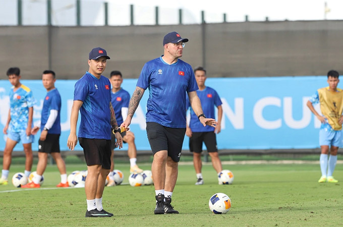 HLV Cristiano Roland cùng các học trò rút kinh nghiệm trận Yemen, đồng thời bắt đầu phân tích đối thủ Hàn Quốc - Ảnh: VFF 