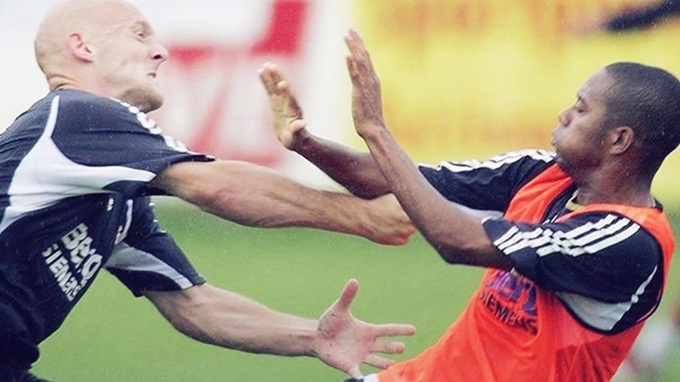 Gravesen và Robinho loạn đả trên sân tập