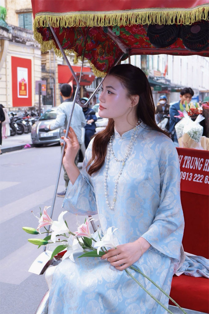 Cô nàng diện áo dài ngắm phố phường Hà Nội trong những ngày cận Tết Bính Ngọ