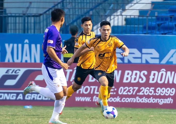 Pha tranh bóng của cầu thủ hai đội - Ảnh: CTV