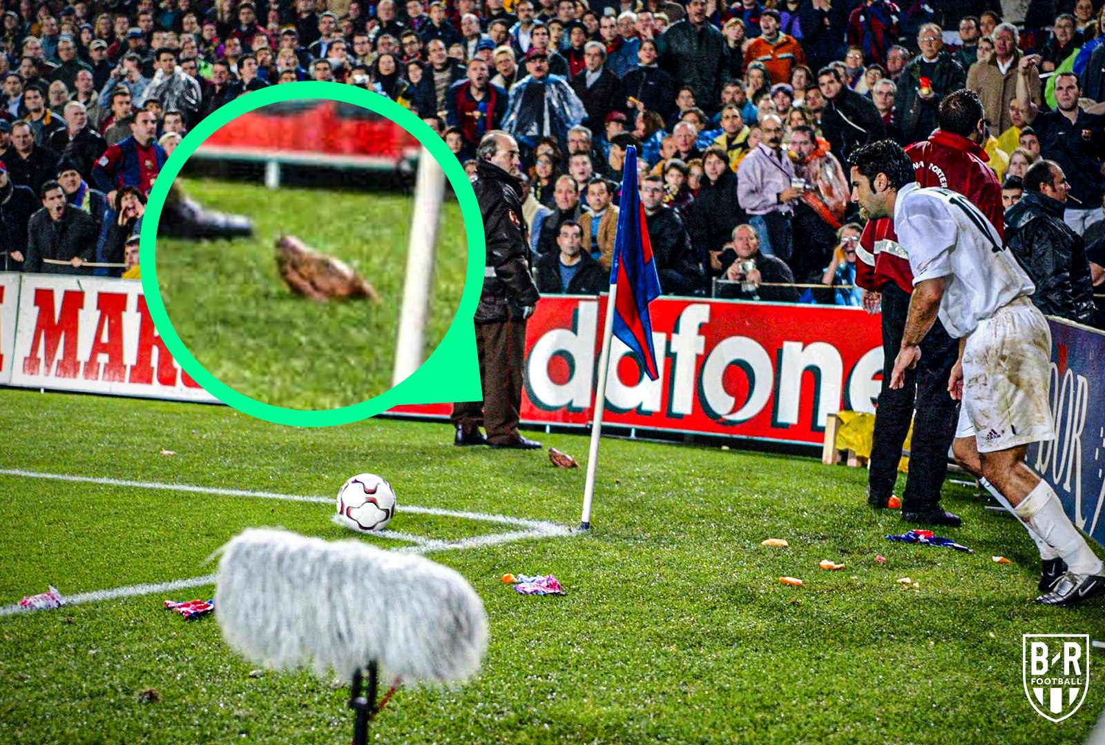 Trận El Clasico kinh điển năm 2002 sau khi Figo chuyển từ Barca sang Real