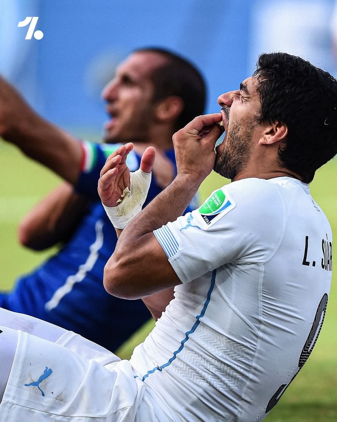 Luis Suarez cắn Chiellini tại World Cup 2014 và bị phạt cấm thi đấu 4 tháng và nộp phạt 82.000 euro