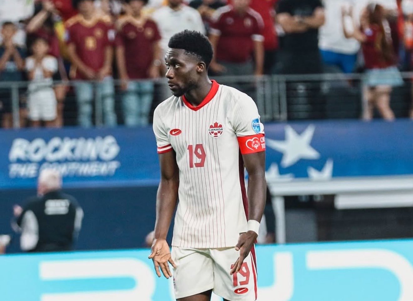 Alphonso Davies có thể lỡ trận gặp Bosnia - Ảnh: Romano