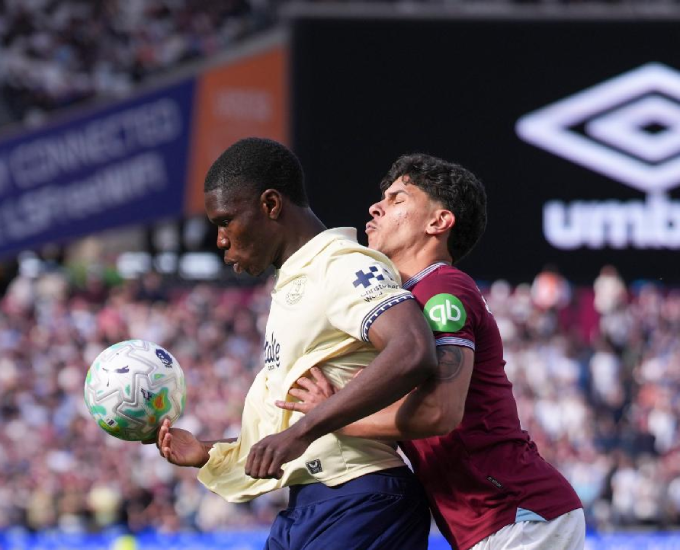 Tình huống Mateus Fernandes dùng tay chơi bóng, nhưng Everton lại không được hưởng penalty